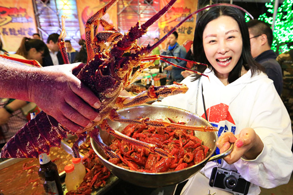 Không được đi du lịch, dân Trung Quốc tiêu thụ tới gần 6.000 tấn tôm hùm Mỹ