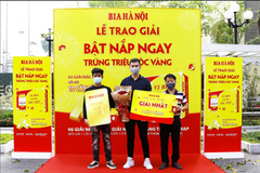 Bất ngờ trúng 1 cây vàng SJC 9999 khi mua Bia Hà Nội đón Tết
