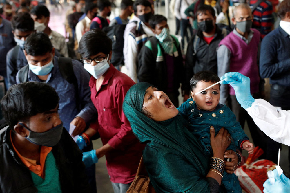 Ấn Độ lập kỷ lục Covid-19 mới, Indonesia tiêm thêm nửa liều vắc xin