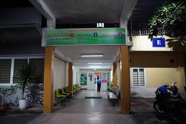 Bé 3 tuổi bị bạo hành đã có phản xạ tay chân