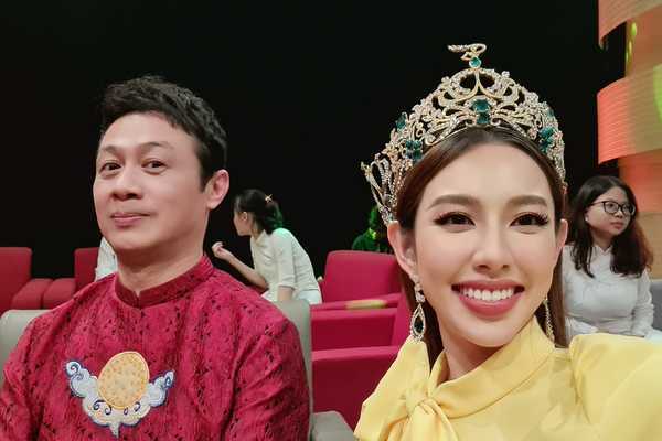 MC VTV Anh Tuấn nhí nhảnh bên hoa hậu Thùy Tiên