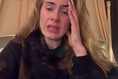 Adele khóc khi phải lùi lịch show diễn gấp do Covid-19
