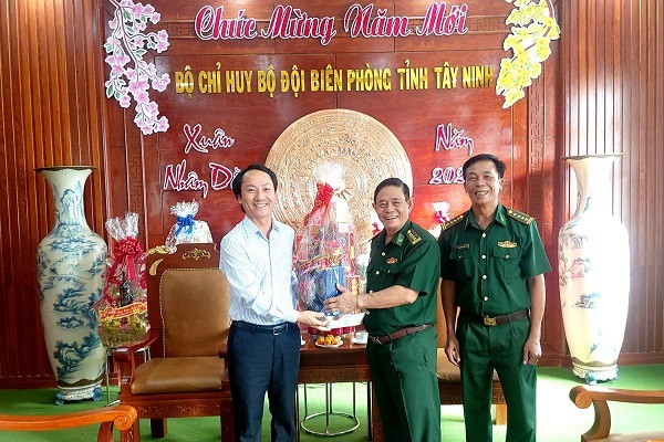 Báo VietNamNet chúc Tết Sư đoàn 5 và Bộ Chỉ huy Bộ đội Biên phòng Tây Ninh