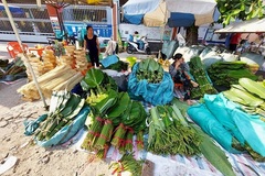 Chợ lá dong nổi tiếng Sài thành, nằm vỉa hè hóng một mùa Tết lịch sử
