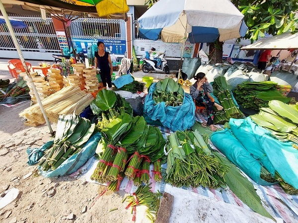 Chợ lá dong nổi tiếng Sài thành, nằm vỉa hè hóng một mùa Tết lịch sử