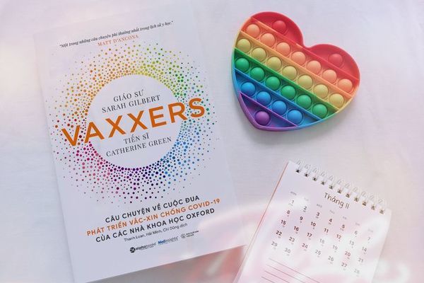 Tặng 1.000 cuốn sách viết về quy trình tạo ra vắc-xin AstraZeneca