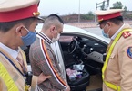 Kiểm tra gã tài xế 'không tỉnh táo', phát hiện hơn 2.000 viên ma túy trên cao tốc