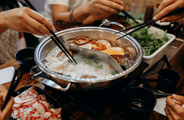 Chuyên gia cảnh báo thói quen khi ăn có thể khiến bạn vô tình mắc Covid-19