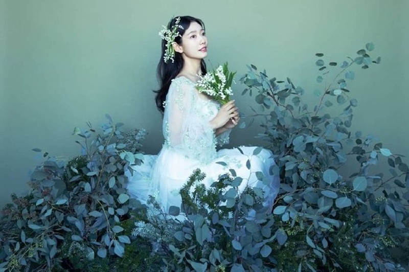 Nếu bạn yêu thích nữ diễn viên Park Shin Hye, hãy đến với bộ ảnh cưới của cô nàng tại địa điểm tuyệt đẹp. Những đường cong của cô dâu và tông màu nhẹ nhàng trong ảnh sẽ khiến bạn mê mẩn ngay từ cái nhìn đầu tiên.
