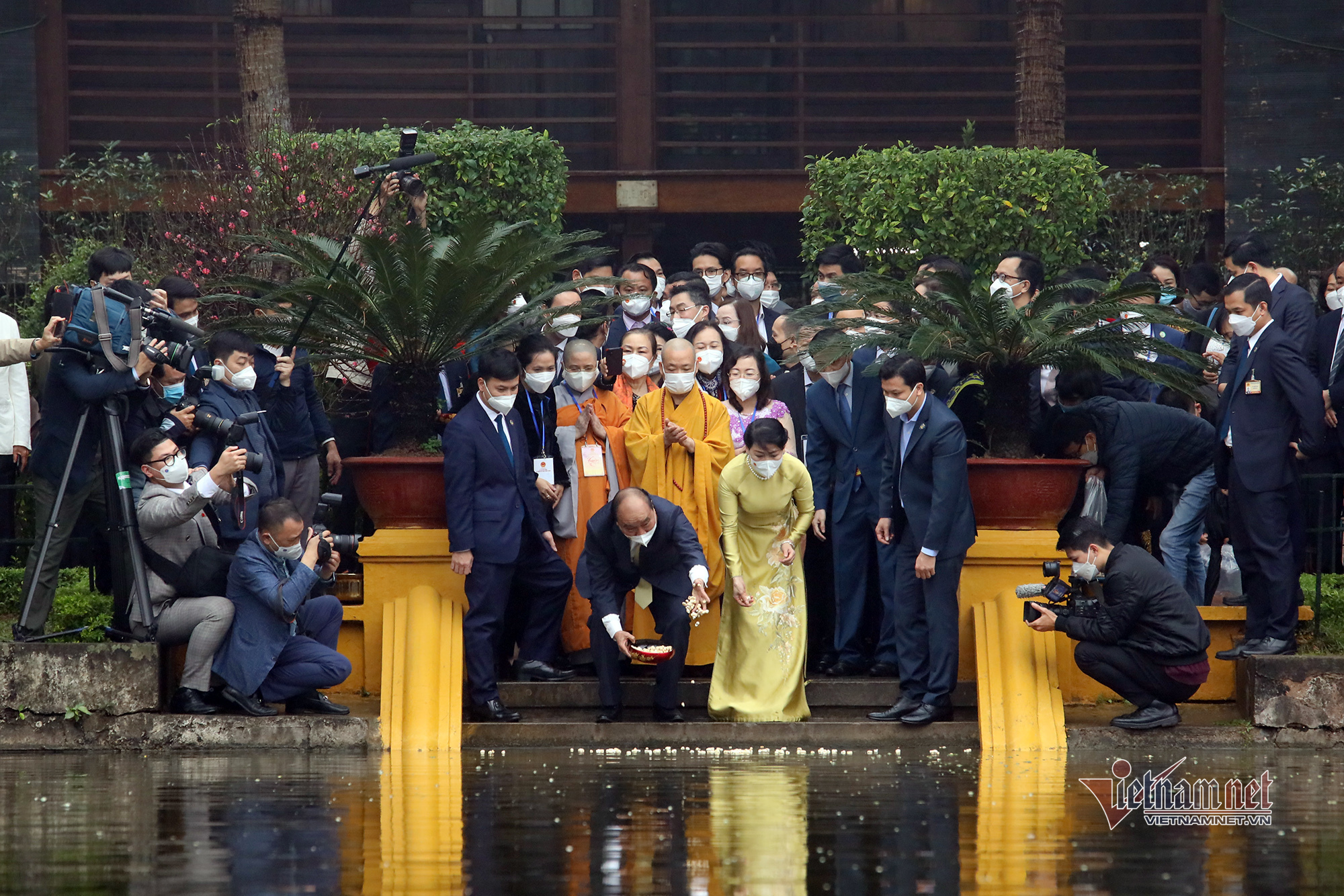 Chủ tịch nước cùng kiều bào thả cá tiễn ông Táo, dâng hương ở Điện Kinh Thiên