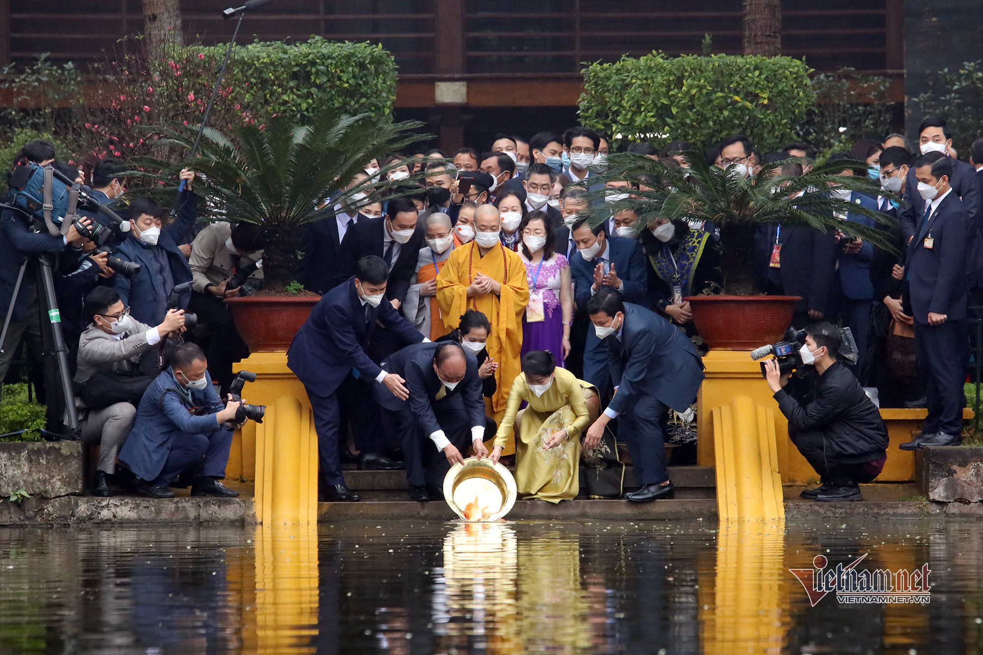 Chủ tịch nước cùng kiều bào thả cá tiễn ông Táo, dâng hương ở Điện Kinh Thiên