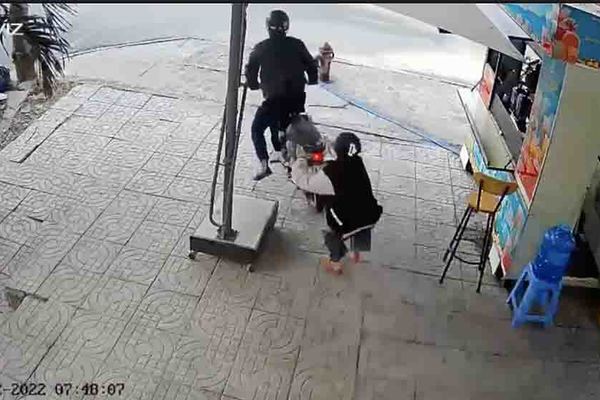 Video màn dàn cảnh trộm xe bất thành của băng nhóm ở TP.HCM