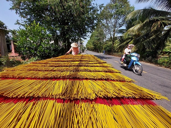 Mang cả cháu 2 tuổi đến xưởng, còng lưng 16 tiếng mỗi ngày lo hàng Tết