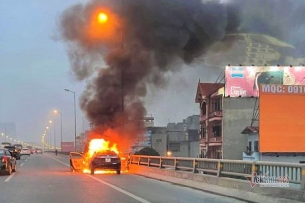 Xế hộp cháy trơ khung ở đường vành đai 3 trên cao, ùn tắc kéo dài