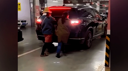 Hành động kỳ lạ của 2 phụ nữ cản ô tô đang lùi