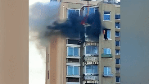 Cảnh tượng hãi hùng bên ngoài căn hộ chung cư đang cháy