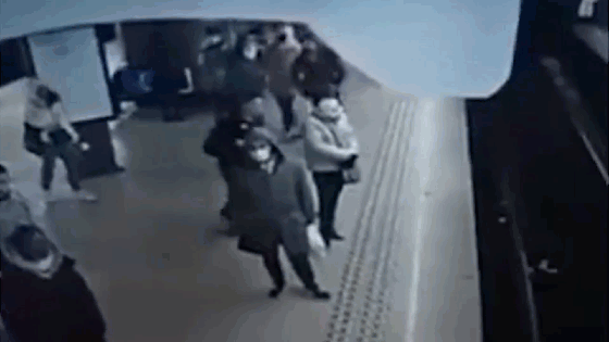 Khoảnh khắc ớn lạnh 1 phụ nữ bị đẩy xuống đường ray khi tàu đang lao tới