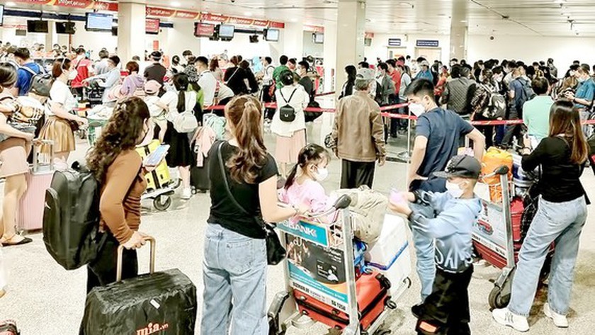 Airport, train station in HCMC see many passengers returning home for Tet