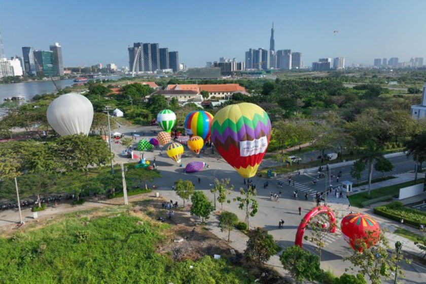 Hot air balloons festival celebrates 1st founding anniversary of Thu Duc City