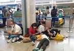 Tân Sơn Nhất nghẹt người, khách nằm dài giữa nhà ga chờ chuyến bay