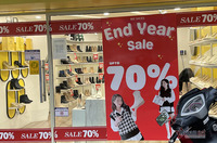 Thời trang giảm giá 80%, chất đống vỉa hè chờ khách mua Tết