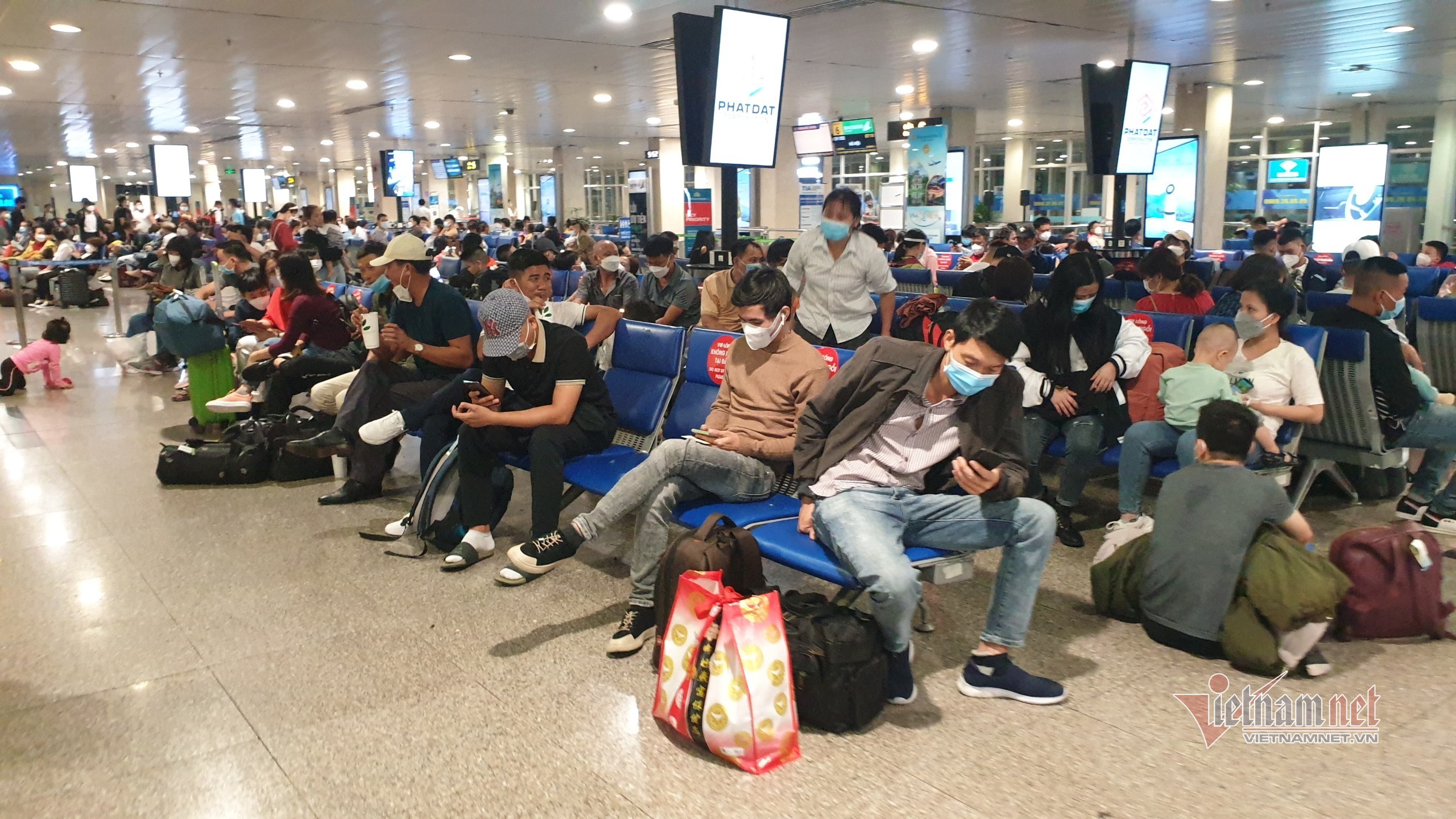 Khách nằm ngồi vạ vật từ 3-4h ở sân bay Tân Sơn Nhất ngày 22 tháng Chạp