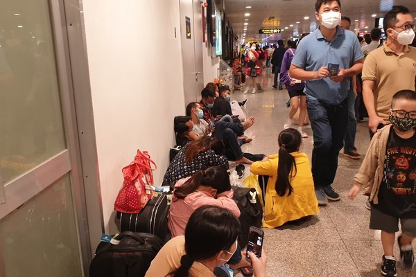 Khách nằm ngồi vạ vật từ 3-4h tại sân bay Tân Sơn Nhất ngày 22 tháng Chạp