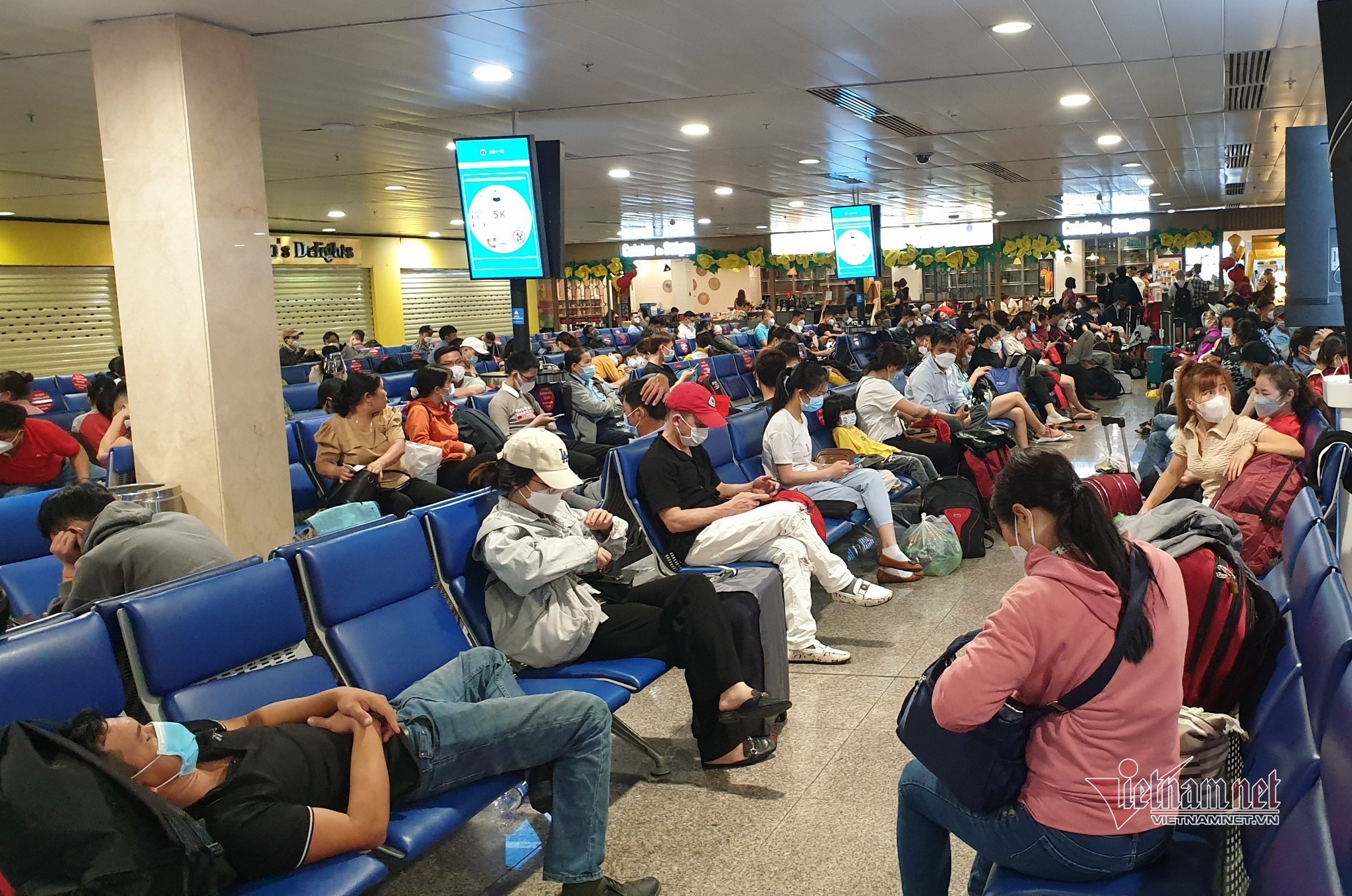 Khách nằm ngồi vạ vật từ 3-4h ở sân bay Tân Sơn Nhất ngày 22 tháng Chạp