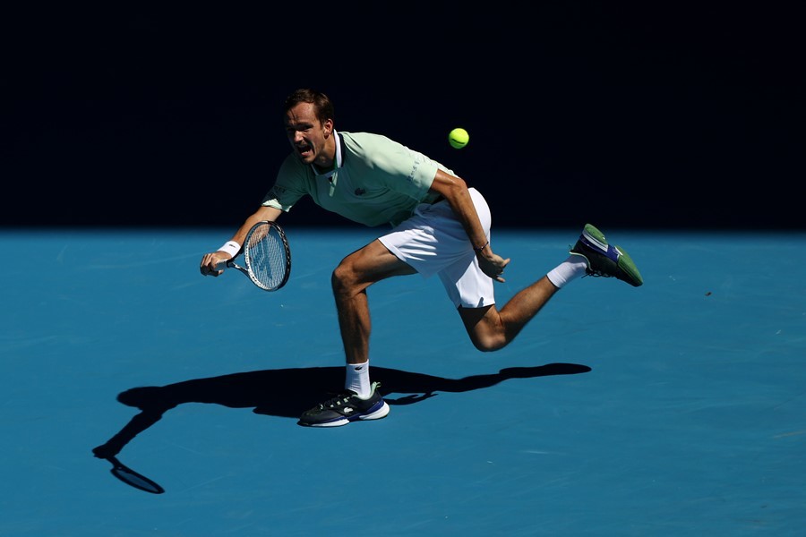 Medvedev chật vật hạ tay vợt hạng 70, vào tứ kết Úc Mở rộng