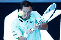 Medvedev chật vật hạ tay vợt hạng 70 ở vòng 4 Úc Mở rộng