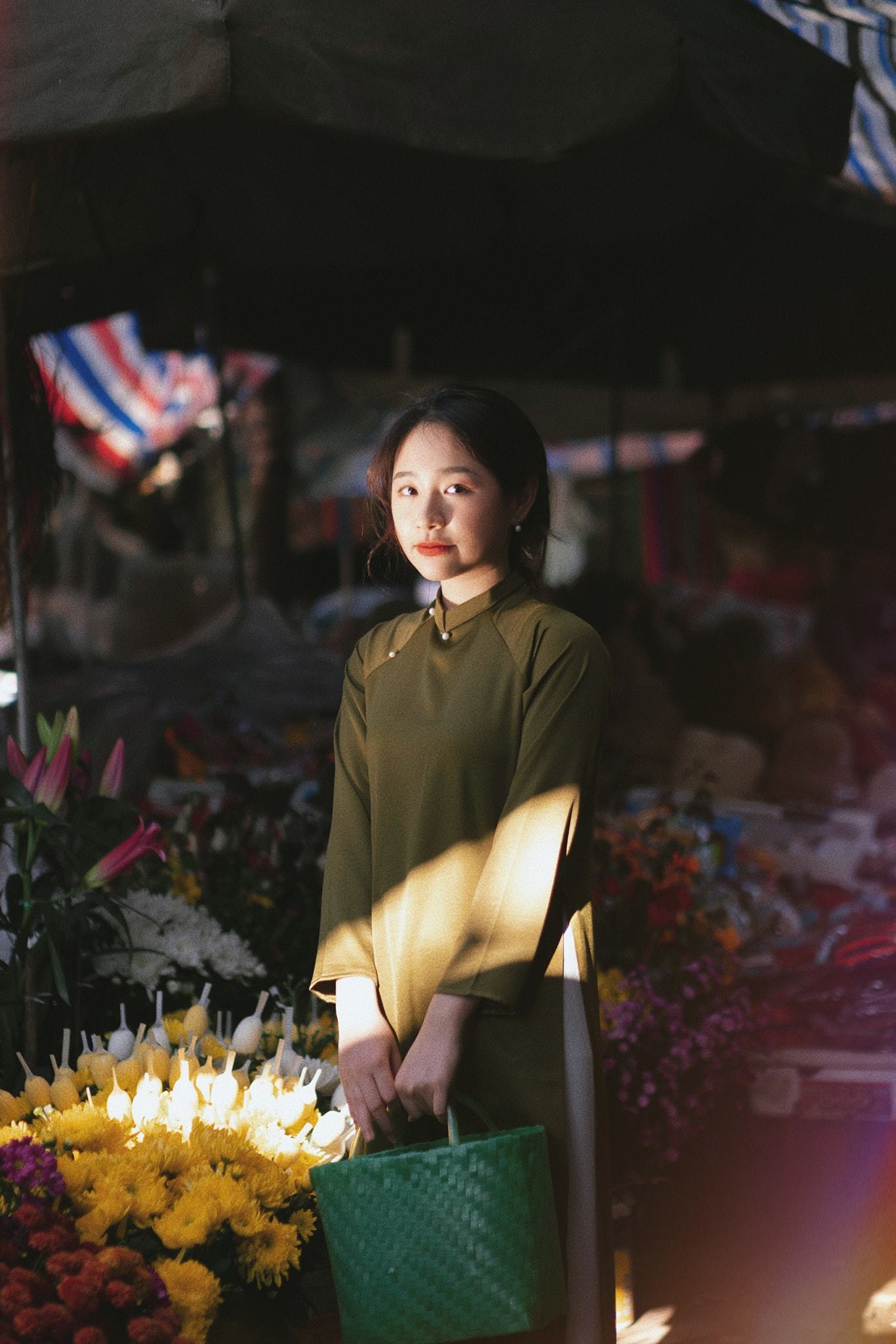 Đến với chợ Tết truyền thống áo dài vintage, bạn sẽ được trải nghiệm không khí Tết cổ điển ngập tràn và cảm nhận vẻ đẹp đầy sức sống từ các bộ trang phục đời cũ. Hãy khám phá các hình ảnh đầy màu sắc và cuốn hút này để cảm nhận lại Tết Việt Nam xưa.
