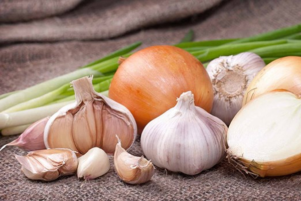 Lý do không nên để hành tây, tỏi trong tủ lạnh