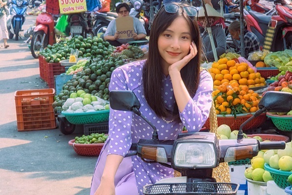 Thiếu nữ xinh đẹp khoe sắc tại chợ Tết truyền thống khắp ba miền