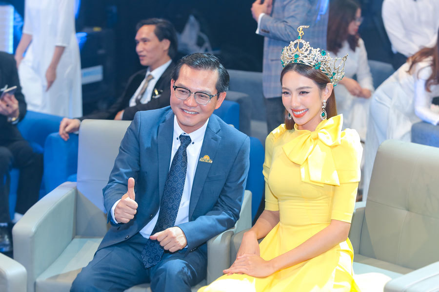 Hoa hậu Thuỳ Tiên tươi tắn bên NSND Trung Hiếu