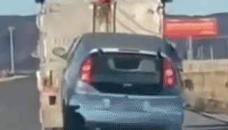 Bị kéo đi trên hai bánh, ô tô con