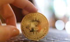 Bitcoin thời điểm kinh hoàng: Nửa đêm phá đáy, sáng tăng ngược 100 triệu