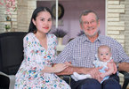 Cô gái Việt lấy chồng Tây chênh 40 tuổi, phải nói dối là 'bố của bạn trai'