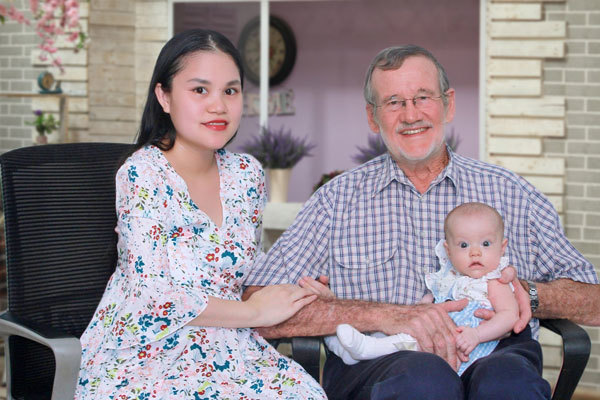 Cô gái Việt lấy chồng Tây chênh 40 tuổi, phải nói dối là 'bố của bạn trai'