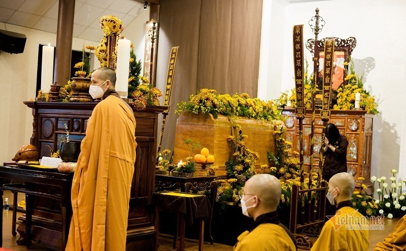 The shrouding ceremony for Zen Master Thich Nhat Hanh