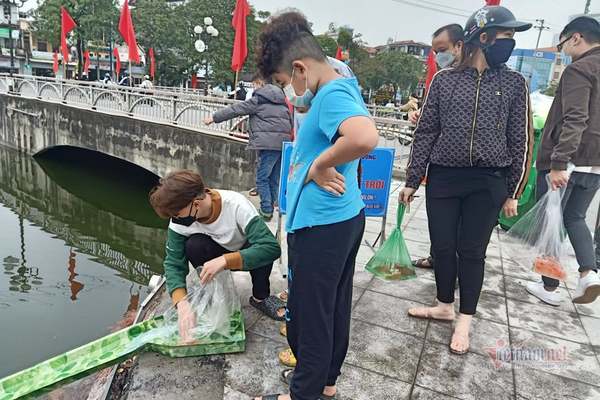 Cầu trượt thả cá tiễn ông Táo về trời ở Hải Dương