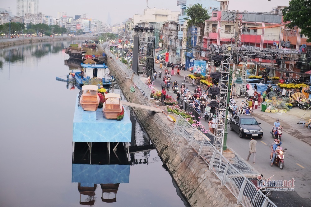 Ăn ngủ cùng chuột cống: Người bán hoa kiếm Tết, chuột bám chợ kiếm ăn