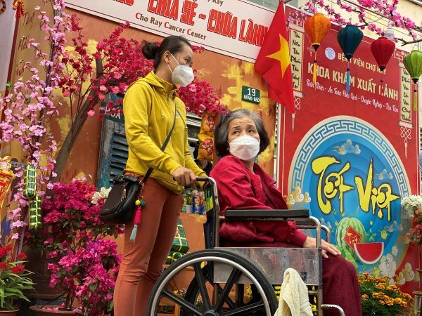 Đường hoa xuân ấm lòng bệnh nhân ngày giáp Tết