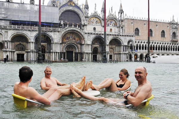 Du khách bị đuổi khỏi Venice vì 'khỏa thân' chụp hình giữa đài tưởng niệm