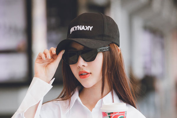 Hoa hậu Mỹ Huyền đẹp nổi bật ở sân bay