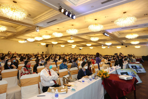 Dạ Hương đồng hành cùng hội nghị về sản phụ khoa