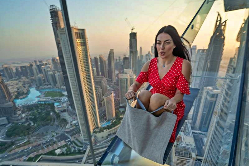 Video cô gái 'lao xuống đất' từ máng trượt kính tầng 53 khiến người xem 'vỡ tim'