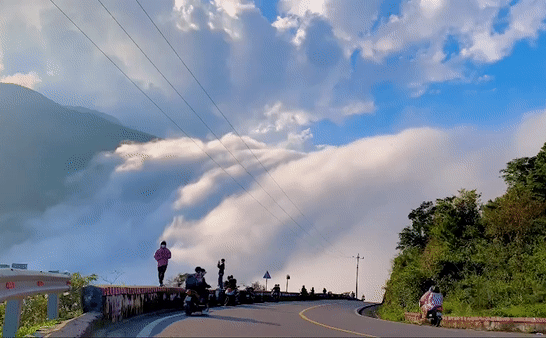 'Thác mây' cuồn cuộn bất ngờ xuất hiện trên đèo Hải Vân gây sốt cộng đồng mạng