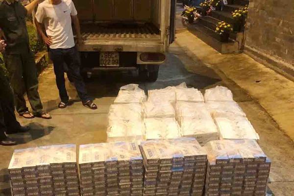 CSGT chặn bắt ô tô chở thuốc lá lậu có trữ súng ngắn
