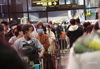 Tân Sơn Nhất tái diễn cảnh đông nghẹt, khách nằm la liệt giữa sân bay
