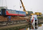 ‘Siêu cần cẩu’ 100 tấn giải cứu đầu máy bị đổ xuống mương ở Hà Nam